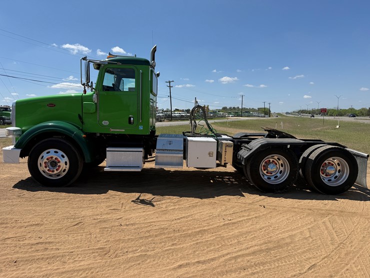 2020-peterbilt-367-image-8