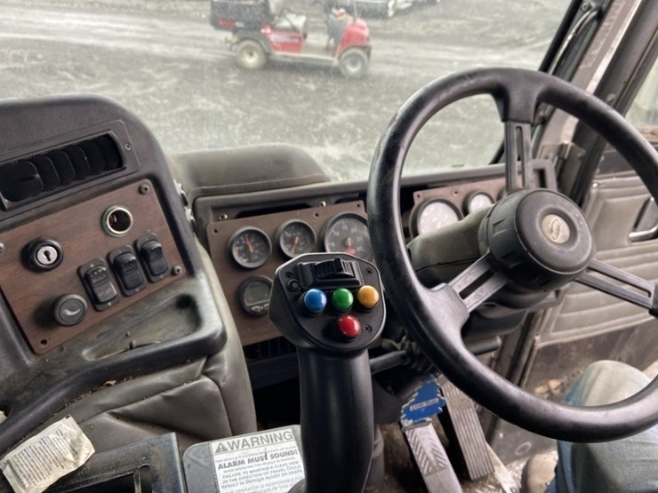 2014-peterbilt-320-image-19