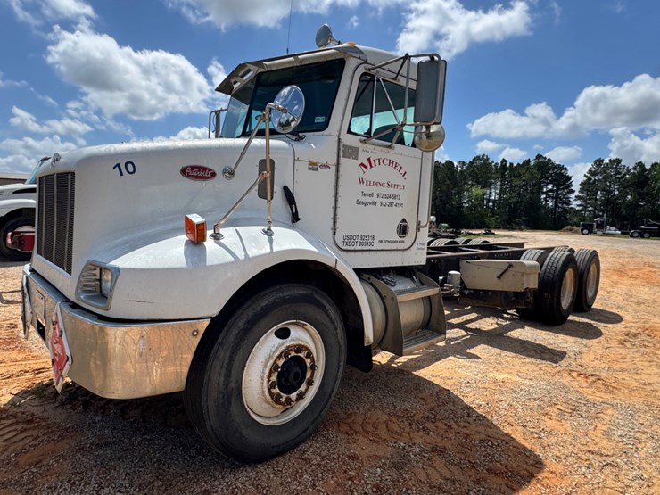 2003-peterbilt-330-image-1