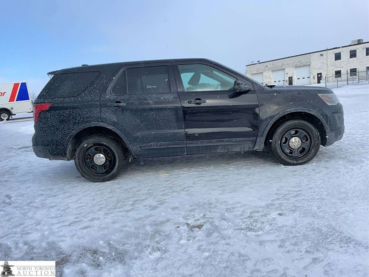 2017-ford-explorer-image-4