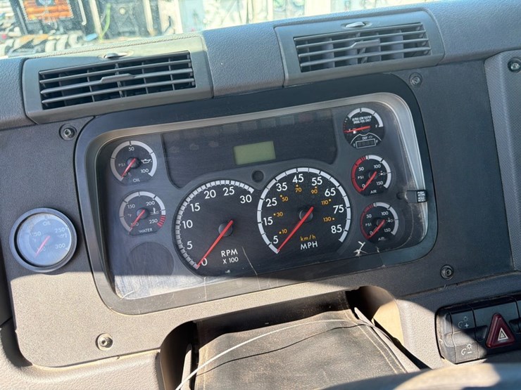 #31953-•-2013-freightliner-tandem-axle-truck-tractor-image-19