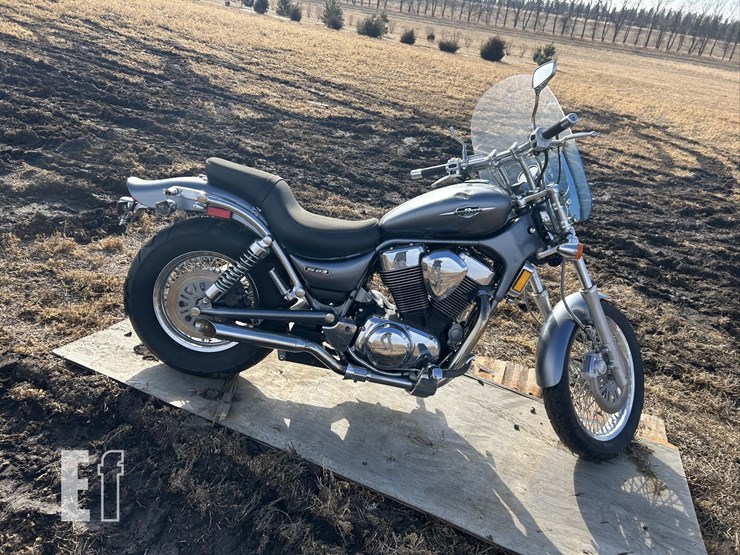 2005-suzuki-boulevard-s83-image-2