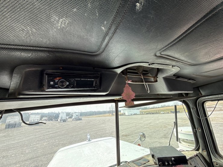 #31721-•-1989-mack-r690t-single-axle-fuel-truck-image-6