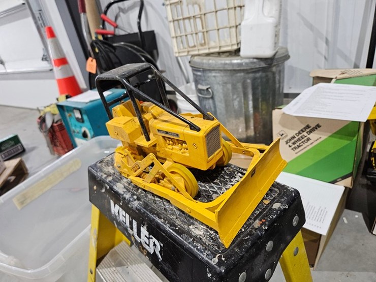 #983-•-john-deere-dozer-1/16-die-cast-toy-image-5