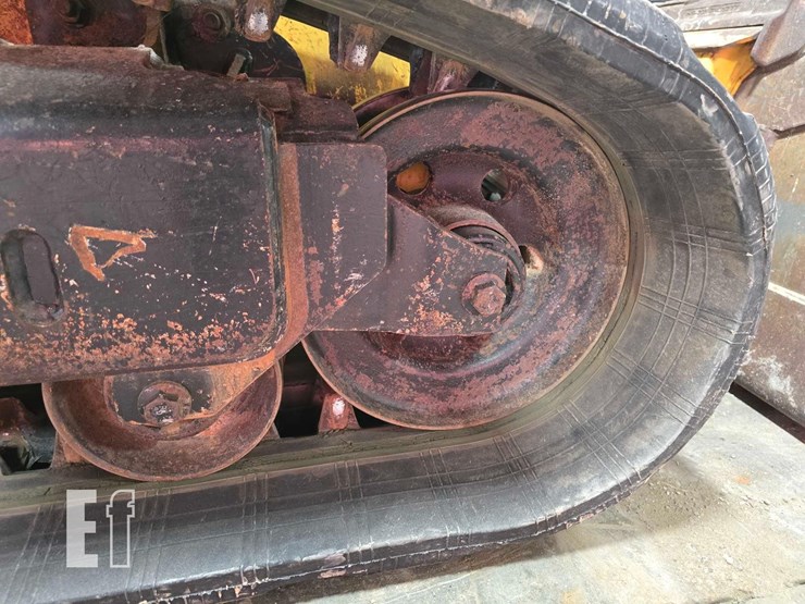 2014-deere-323e-image-27