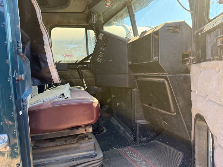 2000-freightliner-fld120-image-4