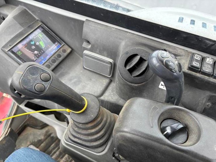 2017-takeuchi-tb240-image-23