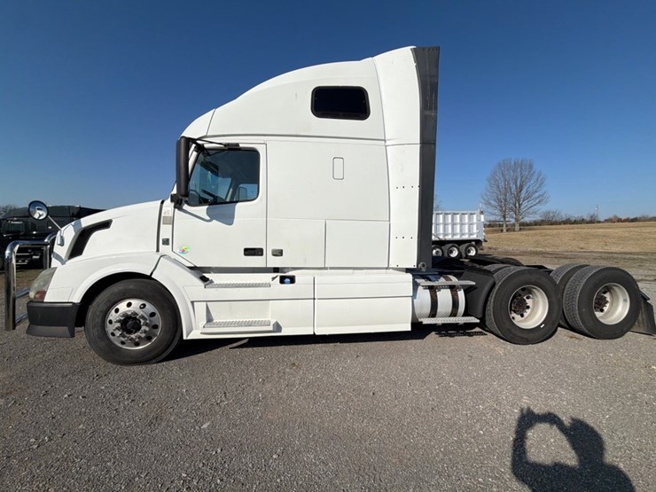 #31954-•-2012-volvo-tandem-axle-truck-tractor-image-5