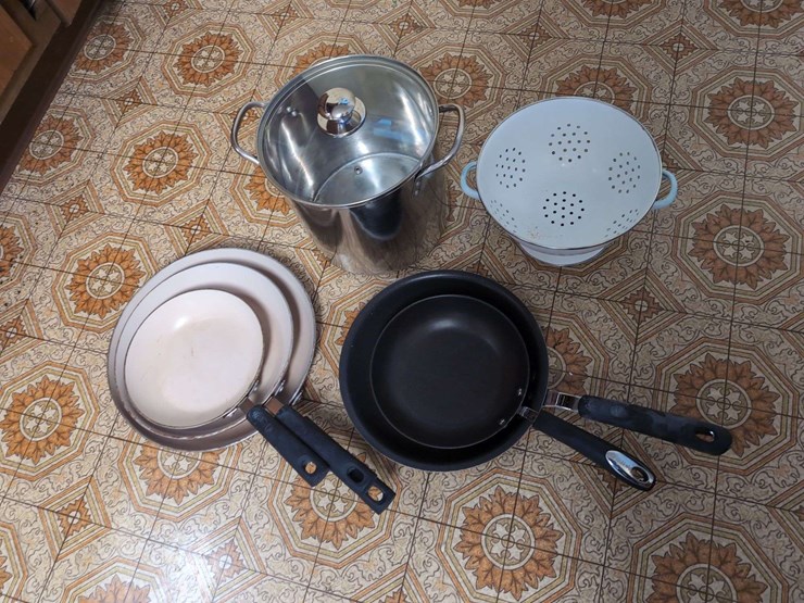 assorted-kitchen-cookware-with-tramontina-porcelain-enamel-nonstick-frying-pan-image-4