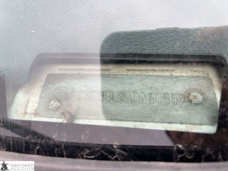 2010-ford-cargo-image-16