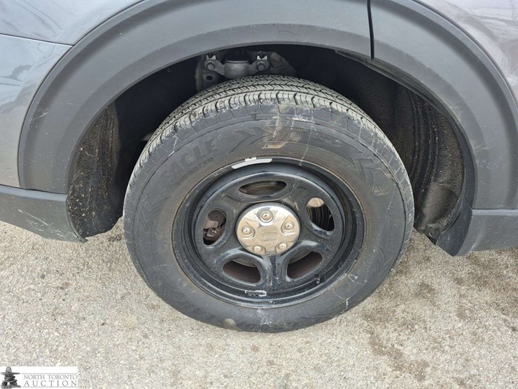 2020-ford-explorer-image-27