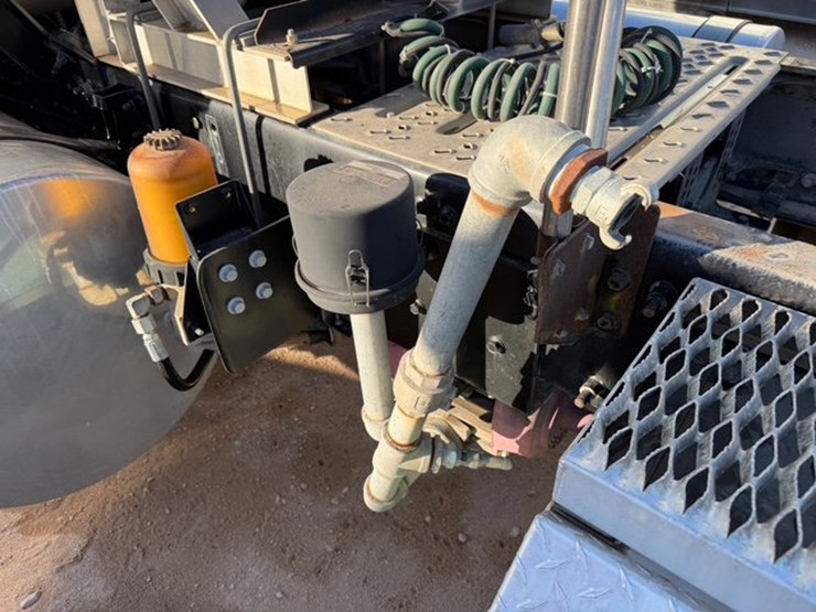 2010-mack-titan-image-10