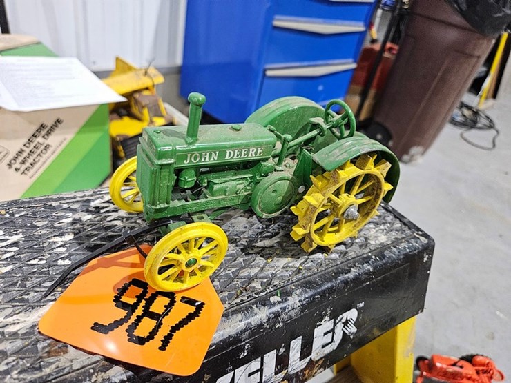 #987-•-john-deere-model-b-1/16-die-cast-toy-tractor-image-1