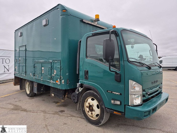 2016-isuzu-nqr-image-3