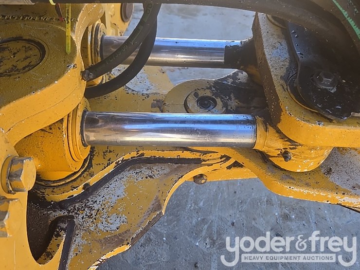 2010-deere-310sj-image-39