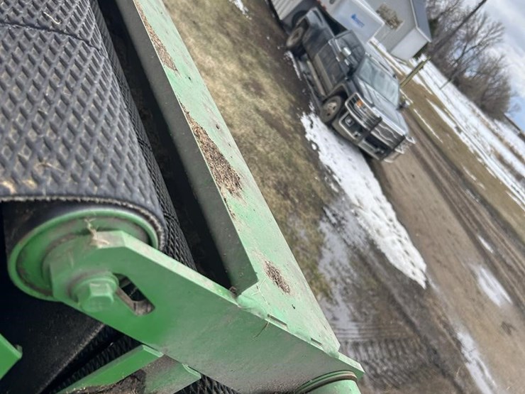 2011-john-deere-568-image-37