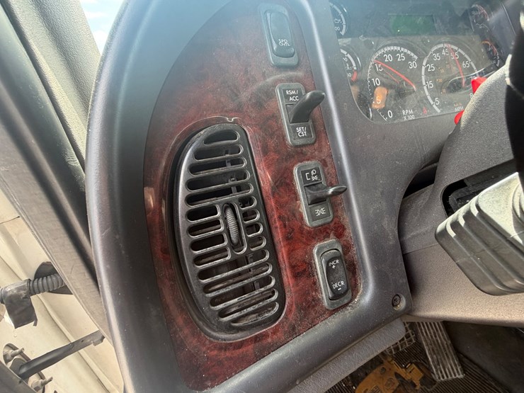 2020-freightliner-m2-106-image-36