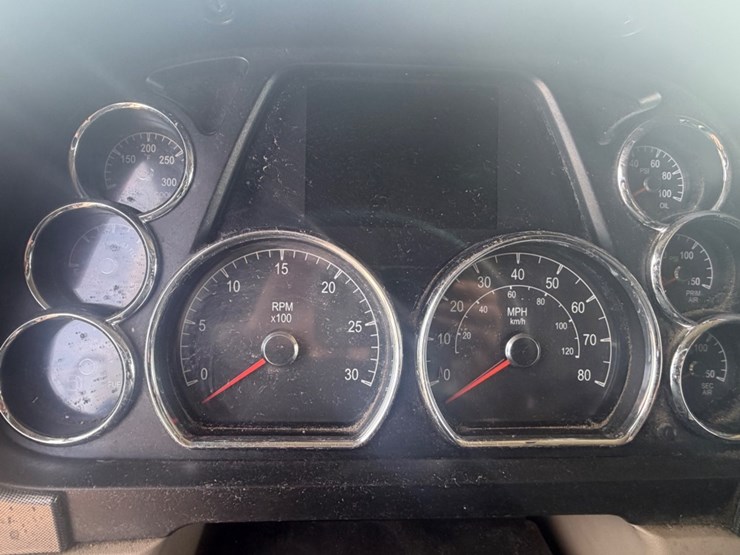 2019-peterbilt-567-image-42