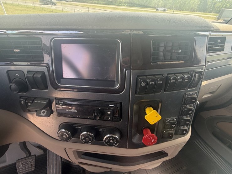 2019-peterbilt-567-image-38