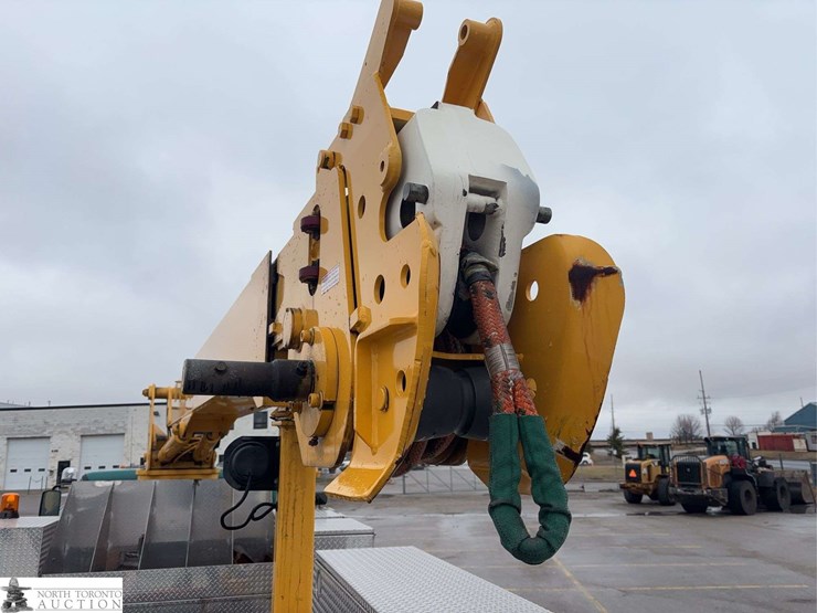 2012-freightliner-m2-106-image-17