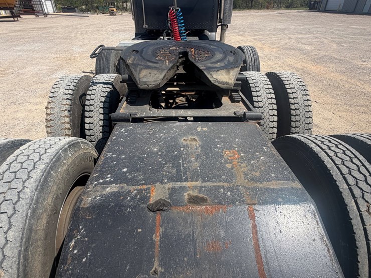 2009-peterbilt-367-image-23