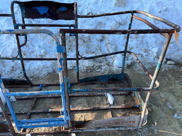 #3943-•-used-man-lift-basket-image-10