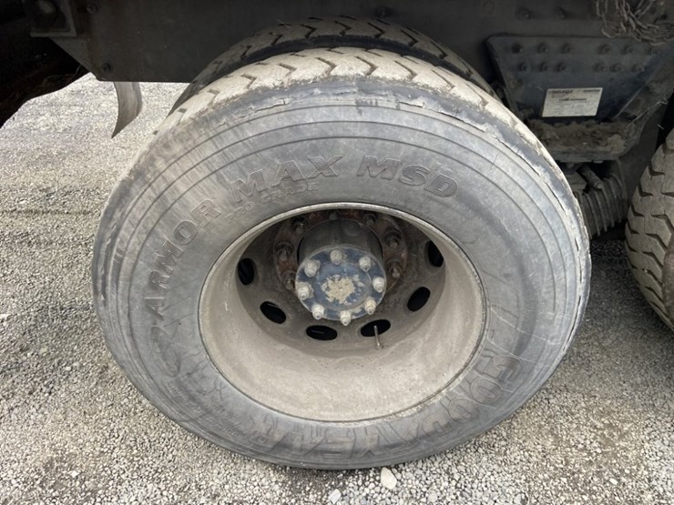 2014-peterbilt-320-image-34