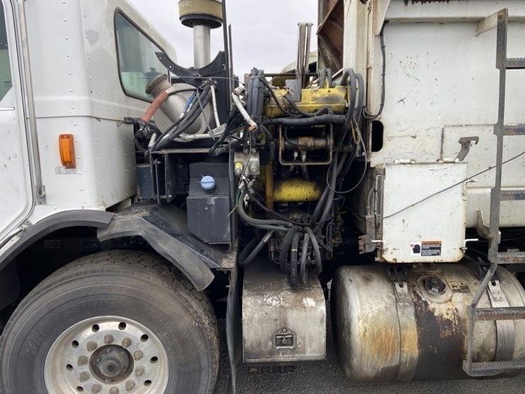 2014-peterbilt-320-image-28