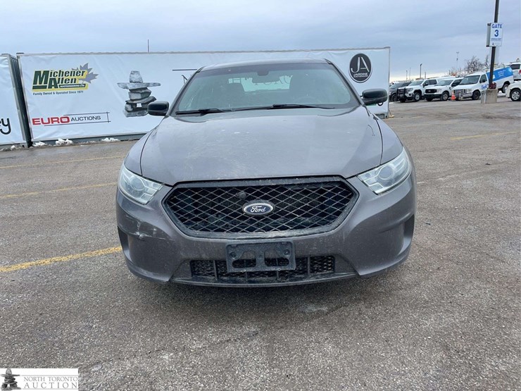 2015-ford-taurus-image-2