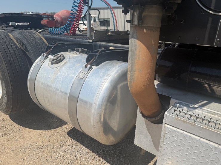 2009-peterbilt-367-image-15