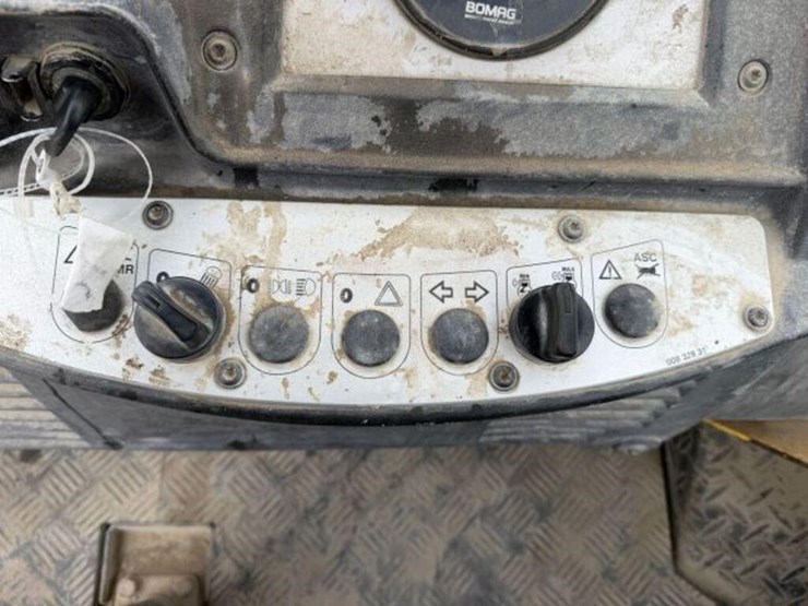 2011-bomag-bw211d-40-image-8