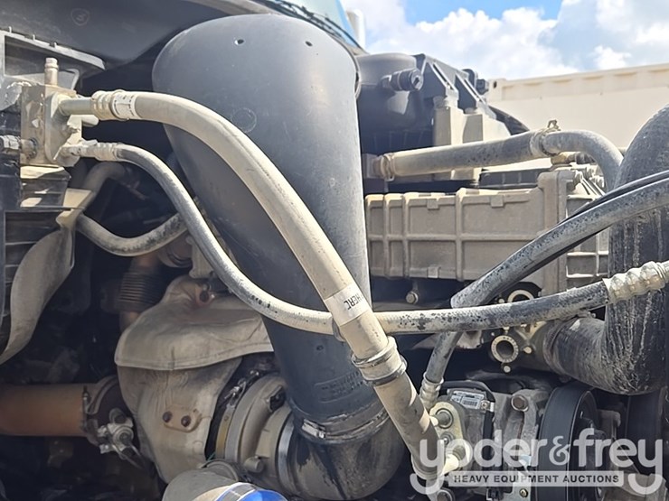 2012-freightliner-cascadia-125-image-75