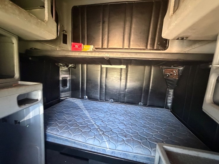 #31724-•-1997-freightliner-tandem-axle-flatbed-entertainmen-image-16