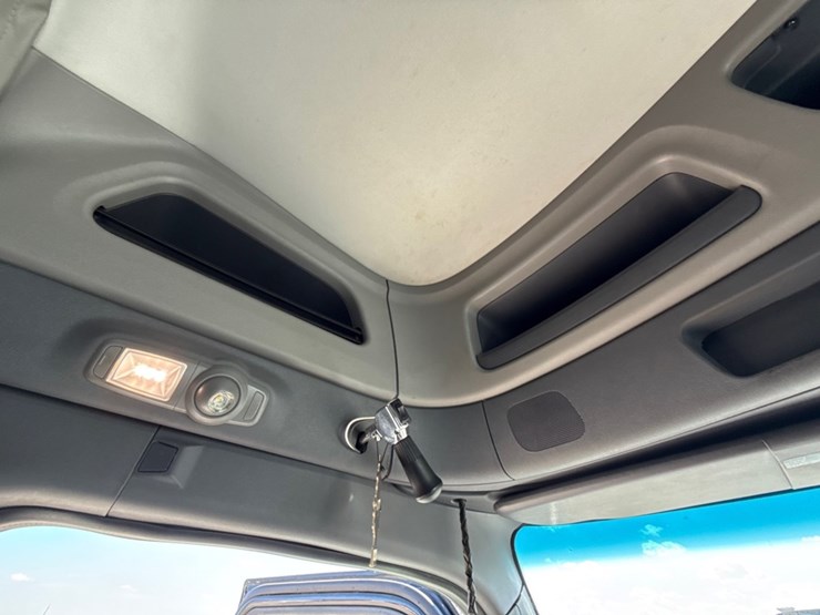 2018-peterbilt-579-image-39