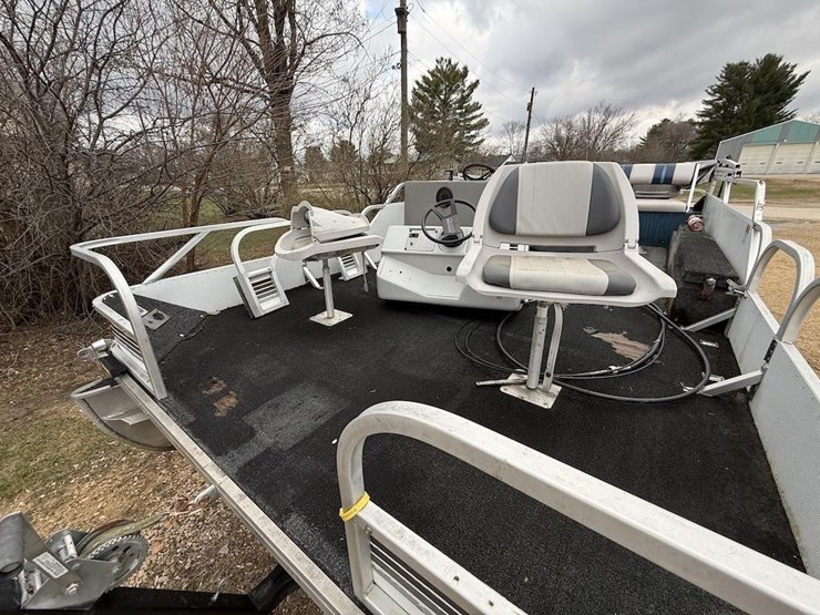 play-craft-pontoon-boat-image-10