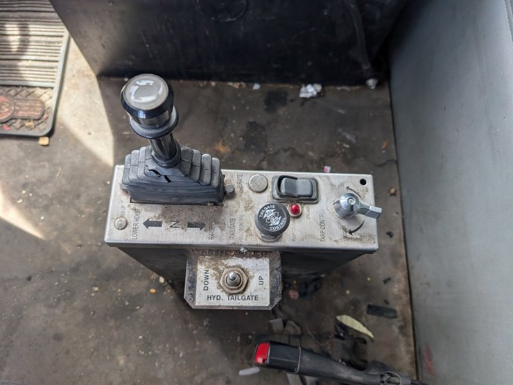 2015-kenworth-t880-image-15