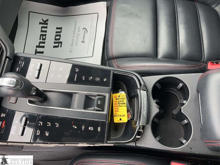 2024-porsch-macan-gts-image-22