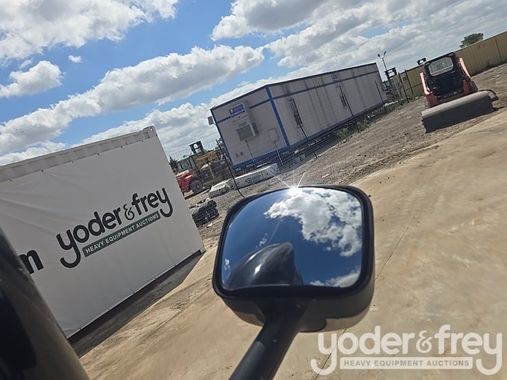 2011-freightliner-cascadia-125-image-64