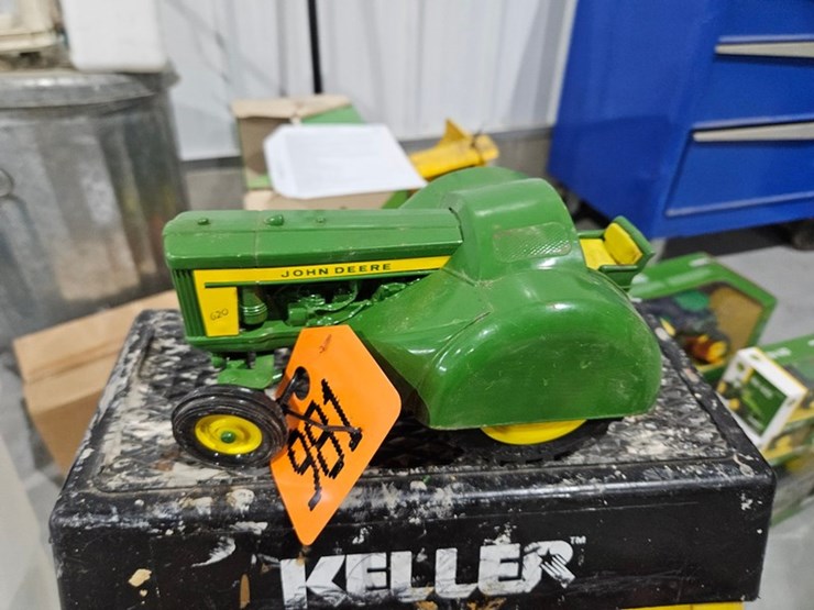 #981-•-john-deere-620-1/16-die-cast-toy-tractor-image-2