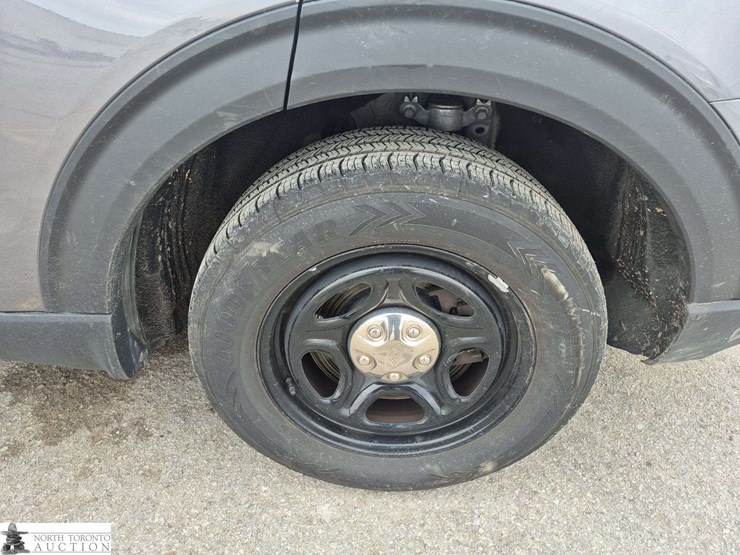 2020-ford-explorer-image-23