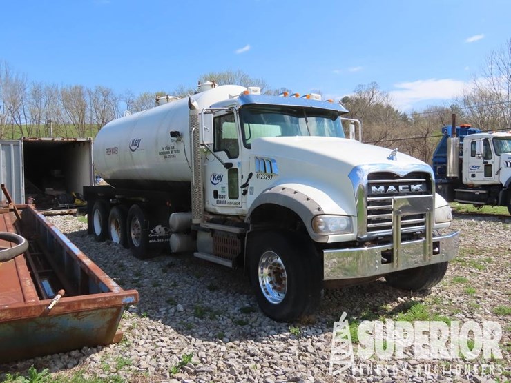 (x)-(6-5)-2015-mack-gu713-3-axle-vac-truck-w/-day...-image-2