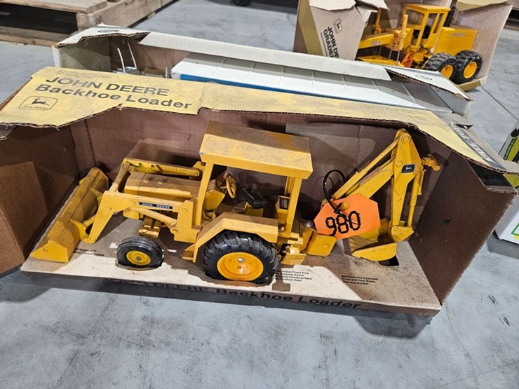 #980-•-john-deere-backhoe-loader-1/16-die-cast-toy-image-1