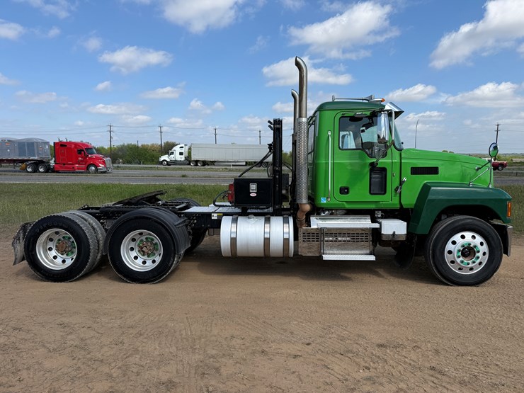 2019-mack-pinnacle-image-4