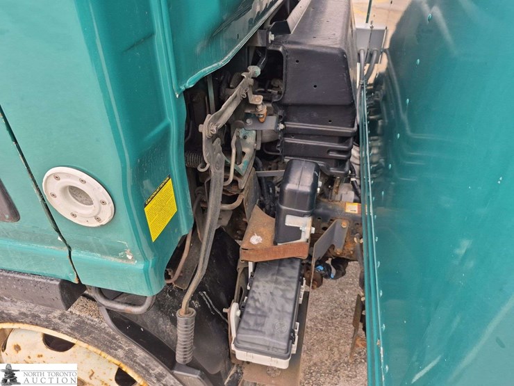 2014-isuzu-nqr-image-18