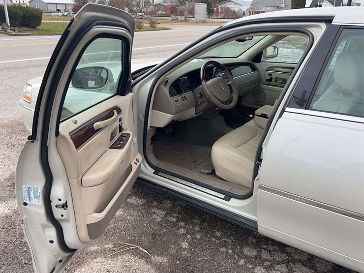 2005-lincoln-town-car-image-45