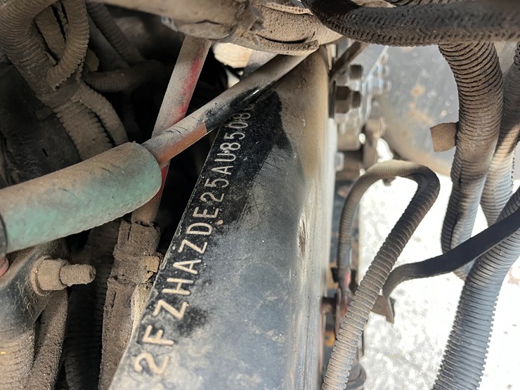 2005-sterling-lt9500-image-21