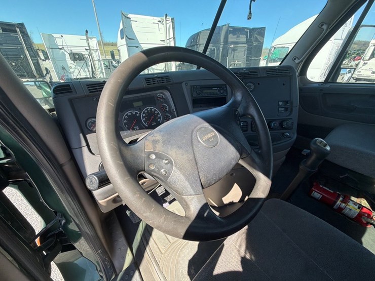 #31953-•-2013-freightliner-tandem-axle-truck-tractor-image-8