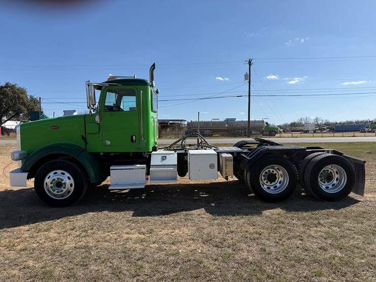 2020-peterbilt-367-image-8
