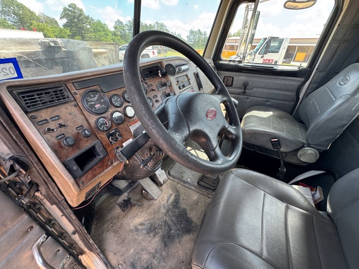 2003-peterbilt-330-image-11