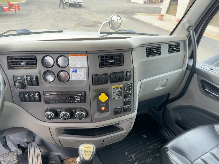 2015-peterbilt-567-image-32